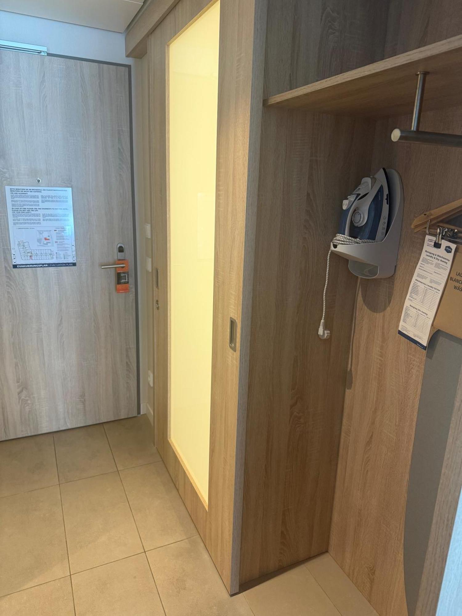 แฮมป์ตัน บาย ฮิลตัน แฟรงค์เฟิร์ตแอร์พอร์ต Hotel Frankfurt am Main ภายนอก รูปภาพ